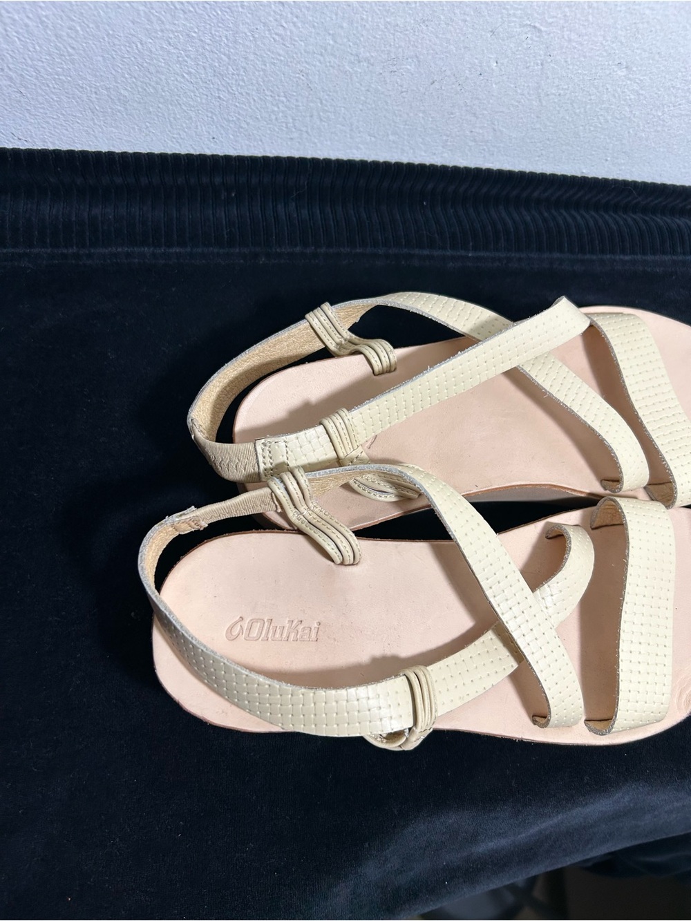 Olukai Comfort Cross-Strap Sandals in Light Yellow Sz 8 - Picture 7 of 10